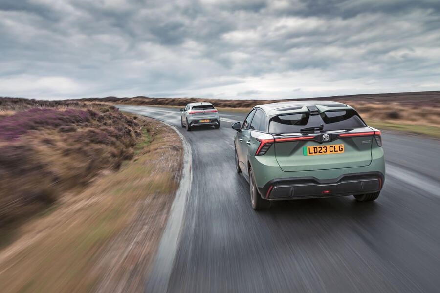 MG4 XPower following Renault Megane E-Tech – rear tracking