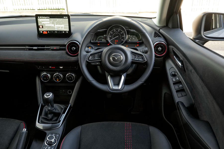  Mazda 2 está a la venta desde £ 17,750 con un nuevo diseño por dentro y por fuera