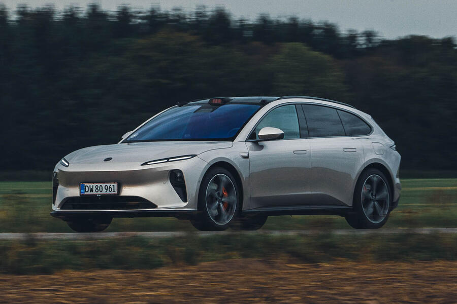 Nio ET5 driving