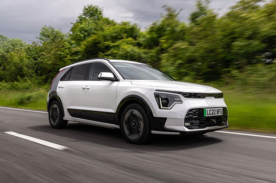 Here is the rewritten title:，全新Kia Niro，一辆三合一的公司用车，从混合到电动