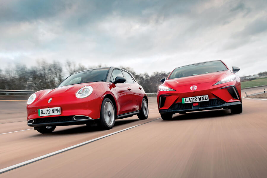 Ora Cat driving alongside MG 4 front tracking