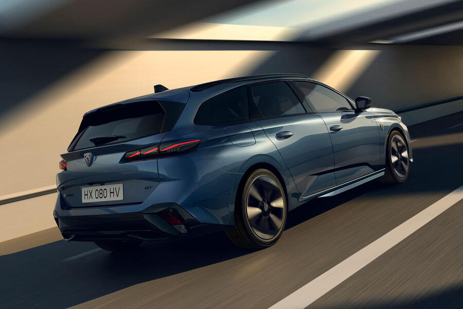 Peugeot 308 SW facelift rear quarter tracking