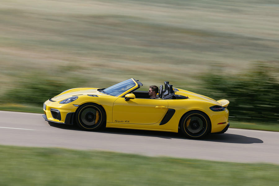 Porsche gt4 rs sypder review 03 panning roof down 0