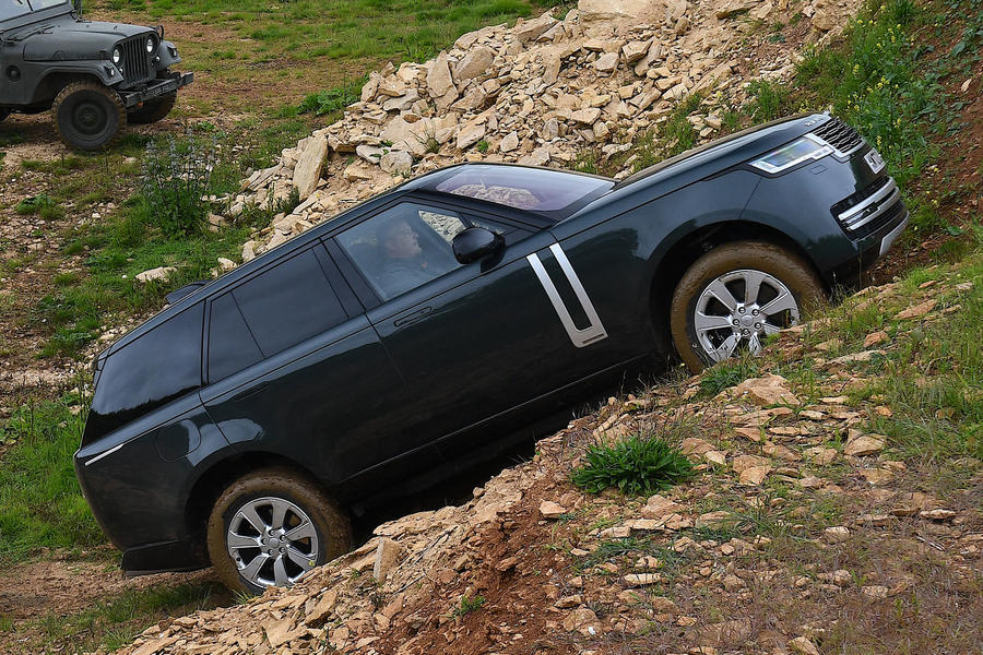 Range Rover поднимается под крутой угол