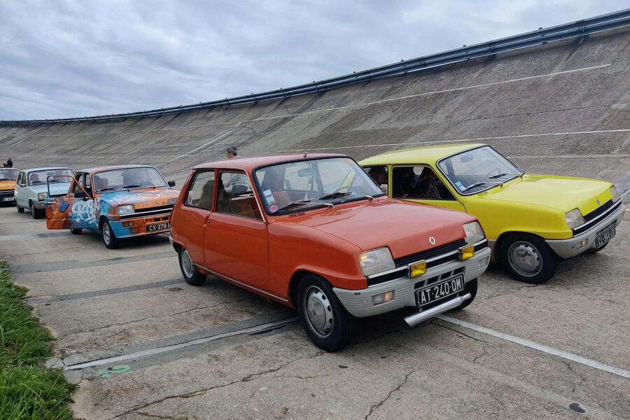 Renault 5 convoy