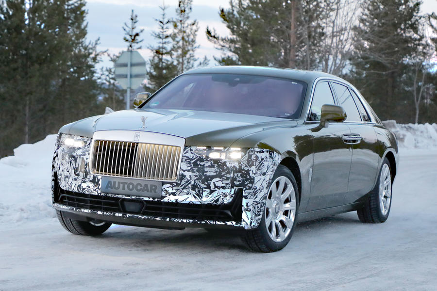 Rolls-Royce Ghost facelift camouflaged – front, turning corner