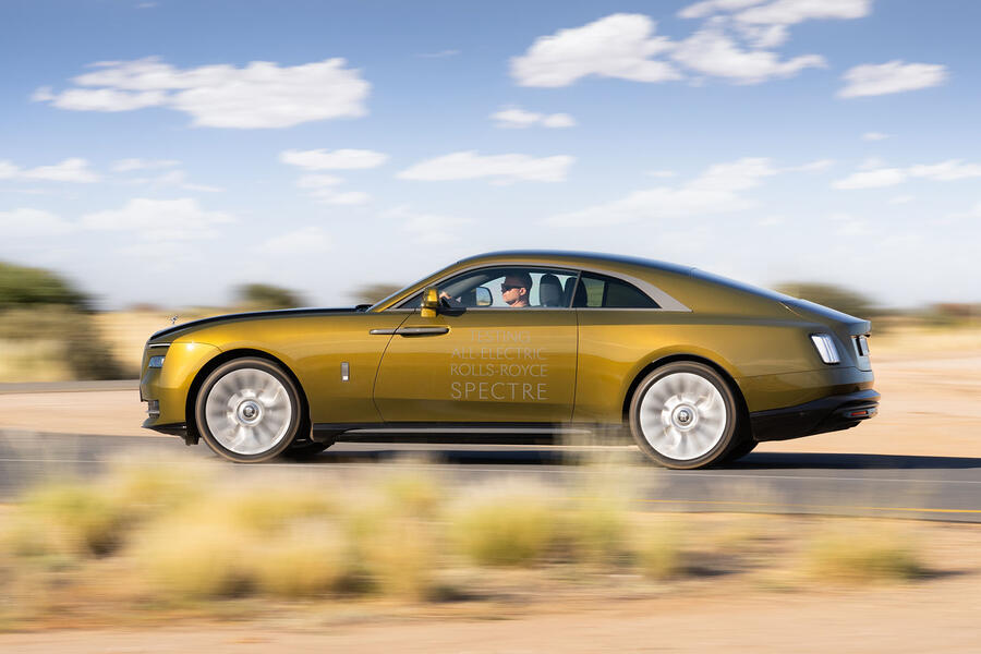 rolls-royce-spectre-prototype-drive-2023-05-panning-side_0.jpg