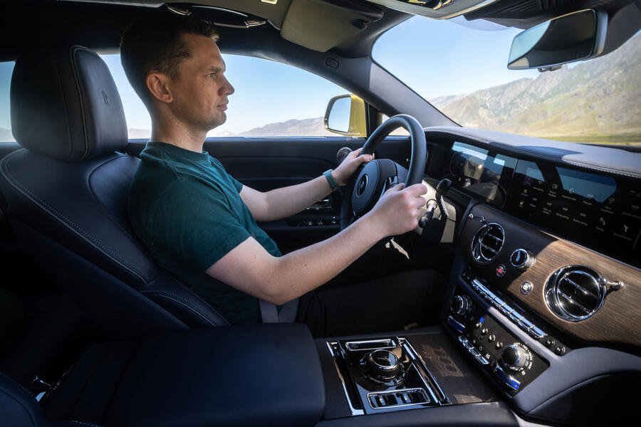 rolls-royce-spectre-prototype-drive-2023-06-driving_0.jpg