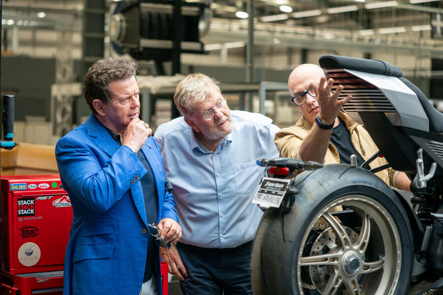 Gerry McGovern, Steve Cropley and Simon Skinner looking at a Norton Manx R