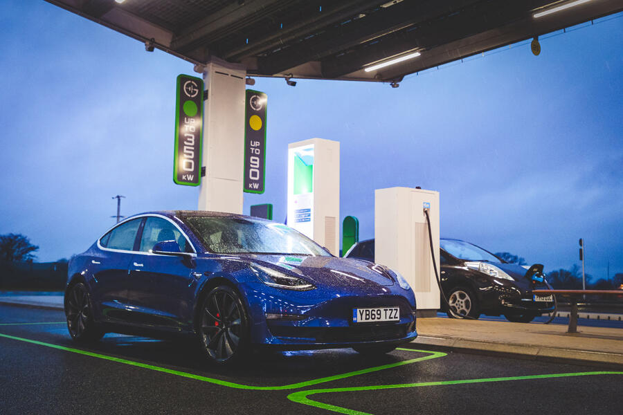 Tesla Model 3 en Mk1 Nissan Leaf opladen bij Gridserve