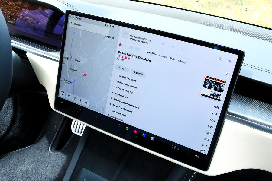 Tesla model s plaid infotainment system