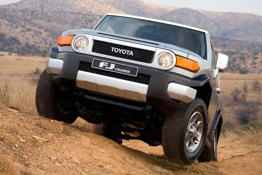 Toyota fj cruiser front off road