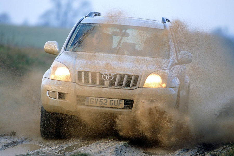 Toyota Land Cruiser front rijden door modder