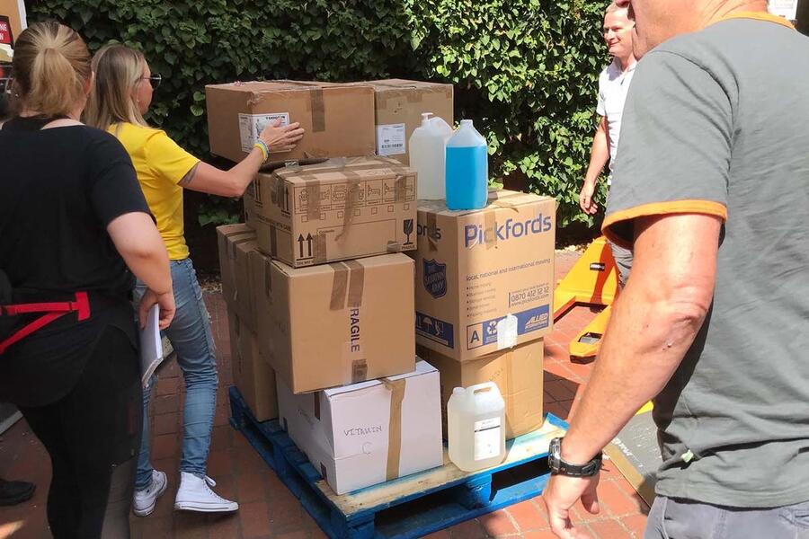 Ukraine ambulance feature aid and volunteers