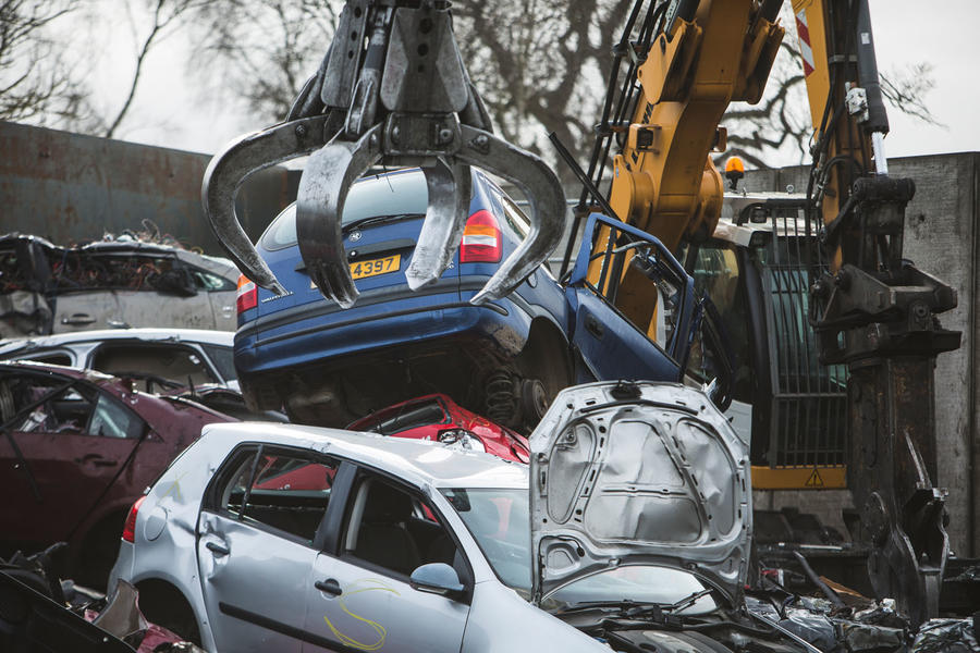 Mk5 Volkswagen Golf and Mk1 Vauxhall Zafira in scrapyard