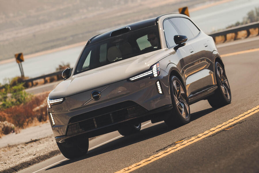 Volvo EX90 front quarter tracking