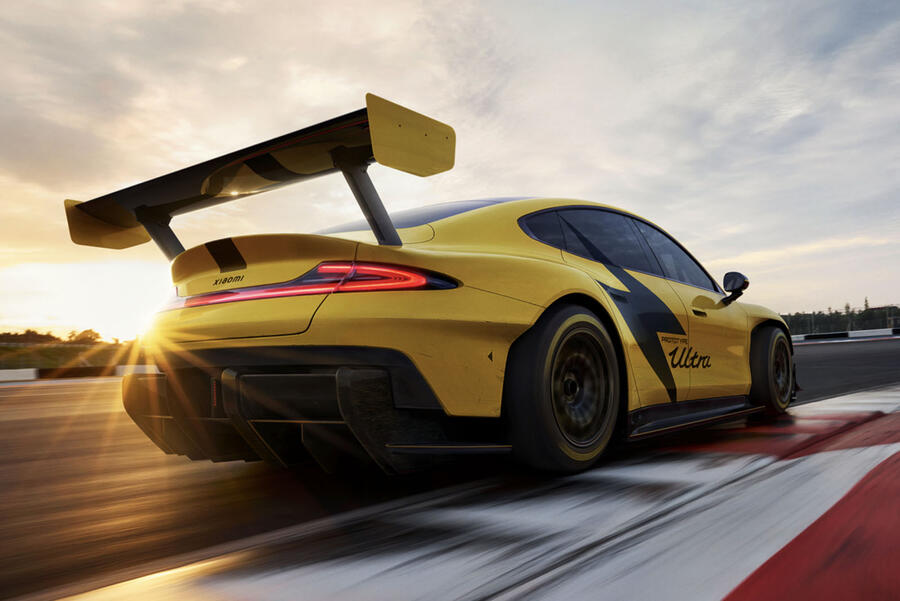 Xiaomi SU7 Ultra rear quarter tracking