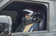 BehindthescenesimageofStuntDriverJessicaHawkinswiththeNewDefenderfeaturedinNoTimeToDie 04 BehindthescenesimageofStuntDriverJessicaHawkinswiththeNewDefenderfeaturedinNoTimeToDie 04