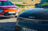 Black Kia Niro in front of red Kia Niro Black Kia Niro in front of red Kia Niro
