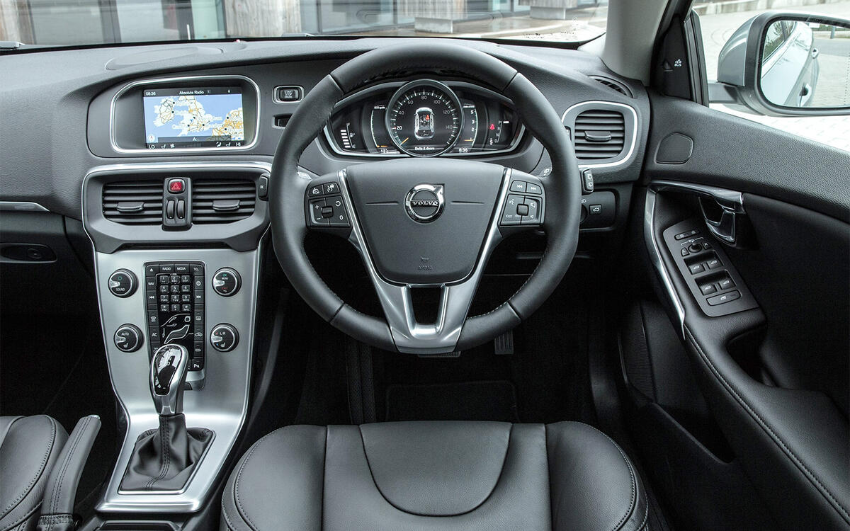 2018 Volvo V40 T3 R Design auto - interior