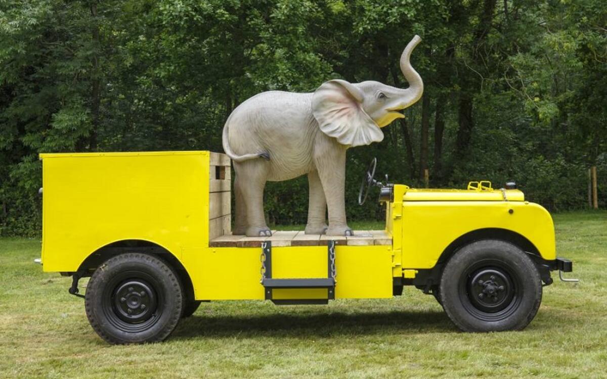 Elephant Land Rover – Kam the Elephant and his Land Rover – YXYKU