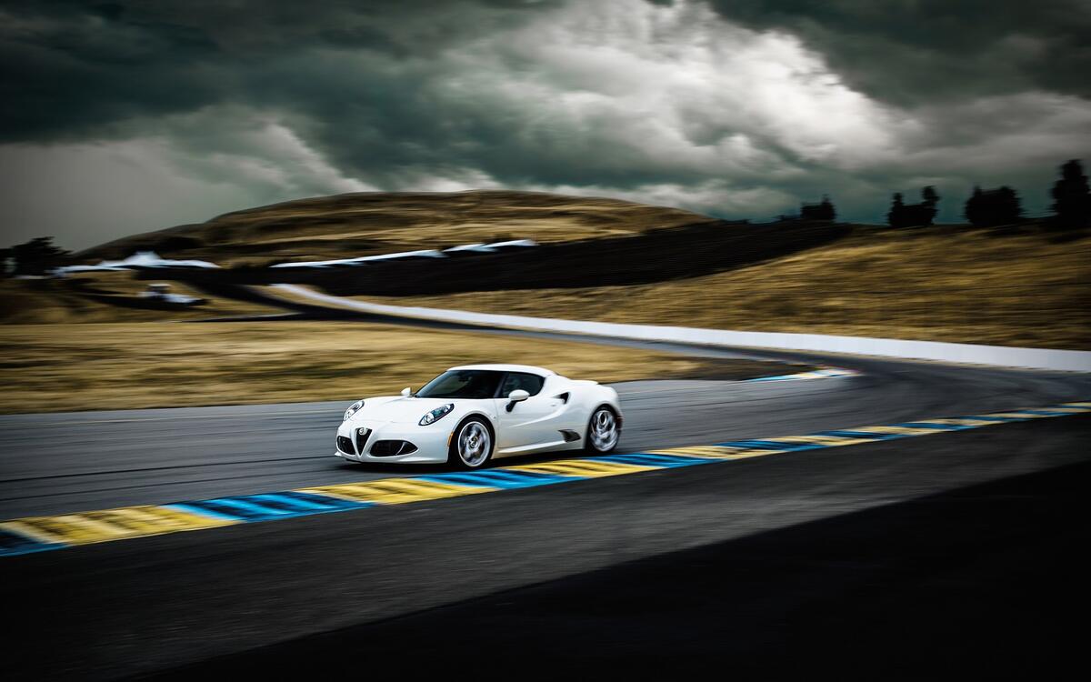 Unbelievable! The Heaviest & Lightest Cars On The Road - shnzc6a