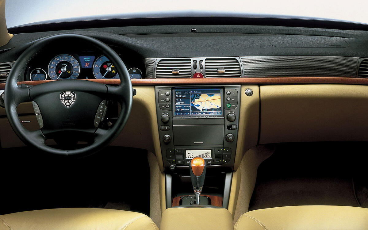 lancia thesis interieur