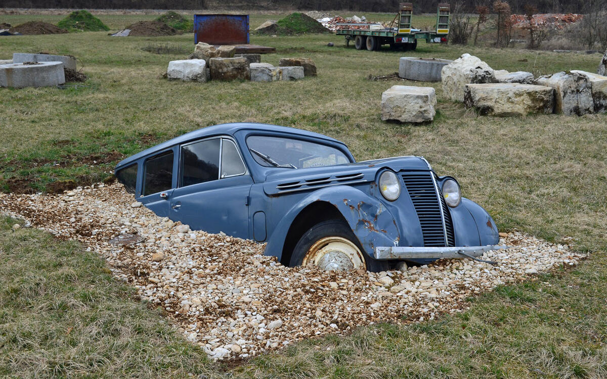 abandoned car market