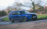 02 BMW X7 M60i RT 2023 front cornering flou artistique