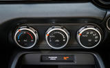 16 Mazda MX 5 RT update 2023 commandes de climatisation pas de sièges chauffants