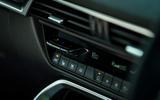 19 Mazda CX60 RT 2023 boutons de commande de climatisation sur la console centrale