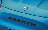 abarth 500e avis 2023 17 badge