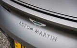 aston martin db12 avis 2023 17 badge