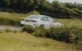 BMW M3 CS derrière un buisson