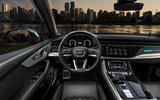 Водительское колесо Audi Q7 2024 года в салоне