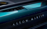 87 Официальный представитель Aston Martin Valhalla показал задний значок