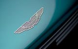 94 Официальный значок Aston Martin Valhalla на передней панели