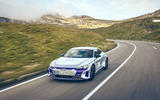 Яркие фиолетовые акцентные линии Audi RS e-tron GT напоминают лыжные очки и солнцезащитные очки 