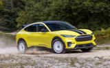 Ford Mustang Mach E Rally 2023, грязь на передних поворотах