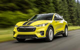 Ford Mustang Mach E Rally 2023 передняя часть с отслеживанием дороги