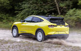 Ford Mustang Mach E Rally 2023 задняя часть с отслеживанием бездорожья