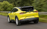 Ford Mustang Mach E Rally 2023 задняя часть с отслеживанием дороги