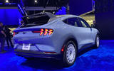 Ford Mustang Mach E Rally на задней части автосалона в Лос-Анджелесе
