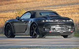 Porsche Boxster EV шпионит за задней частью три четверти 2