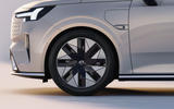 Переднее колесо Volvo EM90 и порт для зарядки