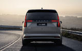 Задние фонари Volvo EM90 включены.