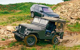 Willys Jeep против Range Rover припаркованы