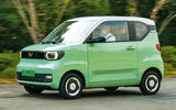 Китайский электромобиль Wuling, передняя часть, три четверти