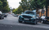 BMW iX1 в повороте