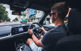 BMW ix1 Джек Уоррик за рулём